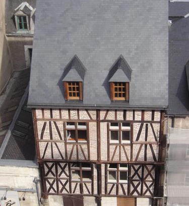 Amboise Apartment | Cosy studio, at foot of - au pied du, Château d'Amboise