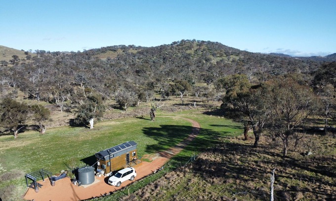 Hume Cabin | Cosy Tiny house offering country privacy with city convenience.