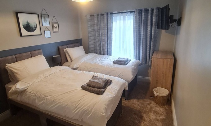 Ilkley Cabin | Cosy Town Centre Cottage Sleeping 8 Dog friendly