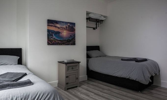 East Ham South House | Cosy Twin Bedroom in East London