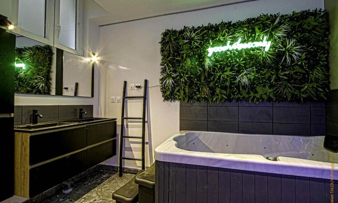 Rouen City Centre Apartment | CosyRouen Bali Jacuzzi & Hamman