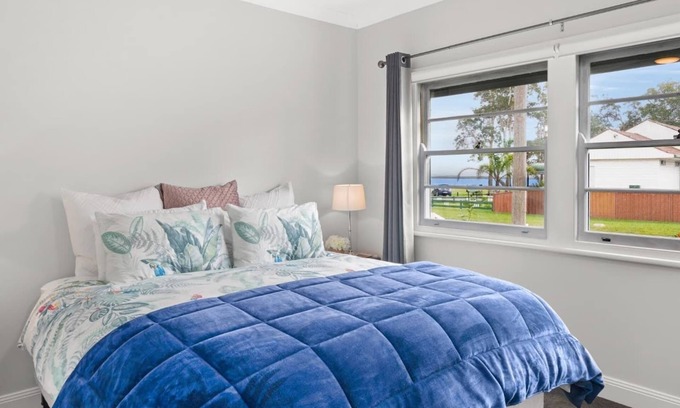 Long Jetty House | Cottage by the Lake, 1 bedroom full size house, full kitchen, 2 living areas.