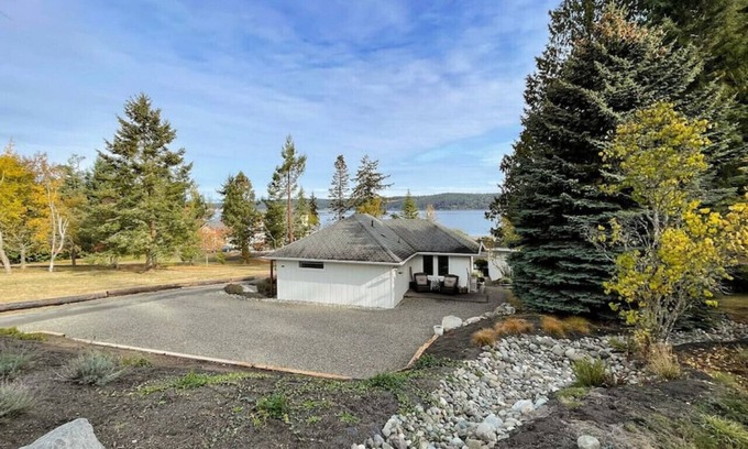 Sequim Cottage | Cottage · Cottage on the Bay- Hot Tub, Beach, Dock, Kayaks