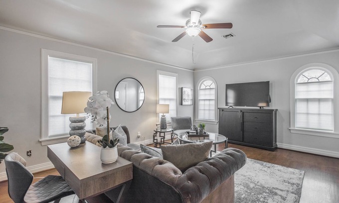 Crestwood House | Cottage In The City