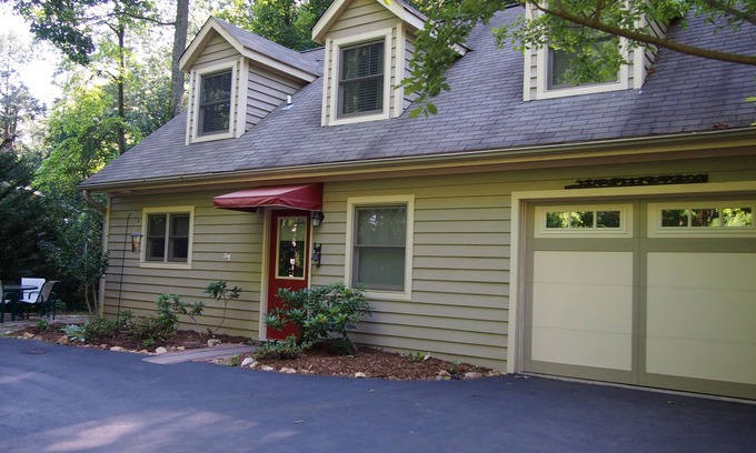 Royal Pines House | Cottage in the Shade, Private and Convenient