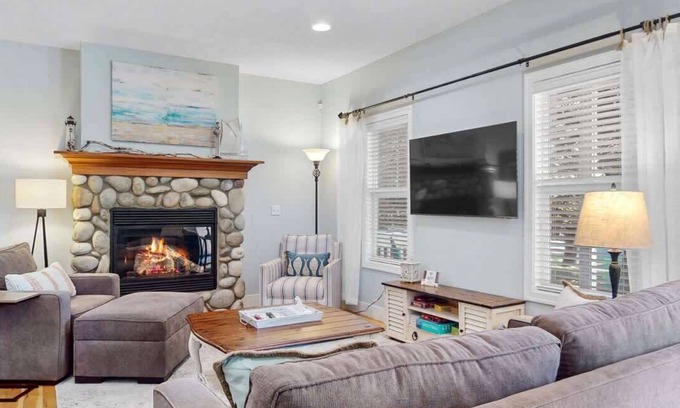 South Haven House | Cottage Near Lake, Van Buren State Park, Pilgrim Haven | Screened in Porch