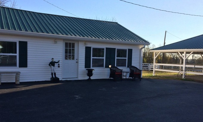 Lexington Cottage | Cottage on working Thoroughbred Horse Farm on Kentucky's Horse Parkway