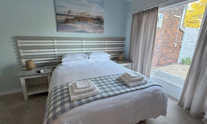 Greater Johannesburg Metropolitan Area Cottage | Cottage - Sleeps 4 - Pet friendly - Pool - Parking