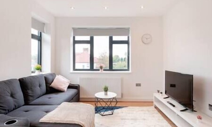 Coulsdon West Apartment | Coulsdon -Entire 1BR Flat, Covered Balcony - Walk to Station