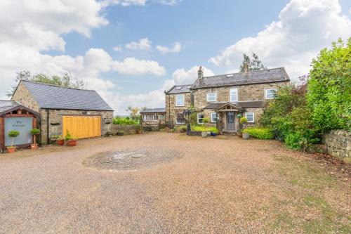 Otley House | Country Farmhouse with 8 seater brand new hot tub-