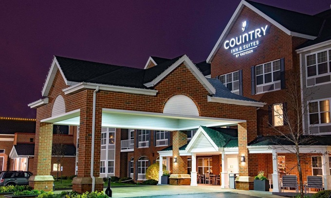Brookfield Hotel | Country Inn & Suites by Radisson, Milwaukee West (Brookfield), WI