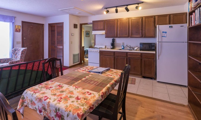 Carrboro Apartment | Countryside and Thai food in Carrboro