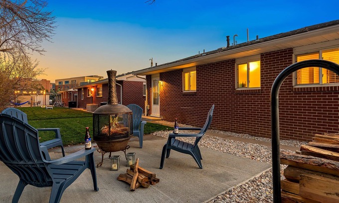 University Acres Condo | Couple’s Getaway | Dog Friendly, Bike to Old Town!