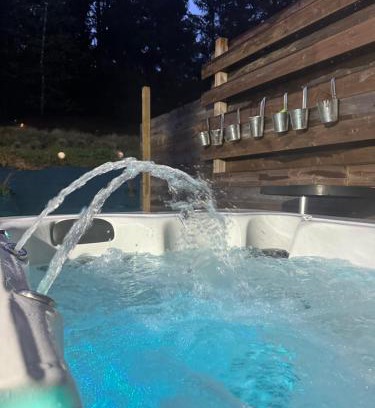 Gerardmer Apartment | Cour ancienne école avec Jacuzzi privé