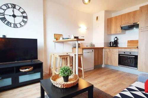 Anatole France Danton Apartment | Cours de la Rep - 50m Gare et Tram