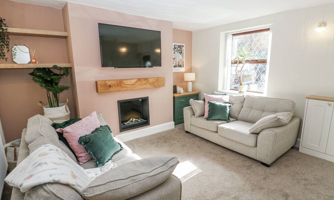 Uppermill Cottage | COURT STREET COTTAGE, family friendly, with a garden in Uppermill