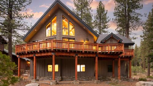 Truckee House | Coyote Moon by AvantStay Cabin WSauna Mins from DT Truckee NorthStar