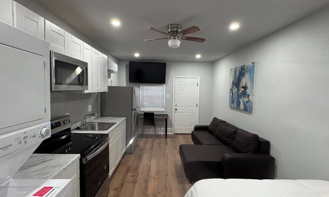 Dallas Apartment | Cozy 1-Bedroom Apartment-Studio converted from house garage. Wifi, washer/dryer.