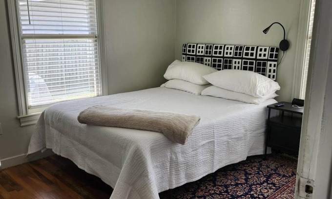 Lake Jackson House | Cozy 1948 Home 3BR 1.5 Bath Home in Lake Jackson