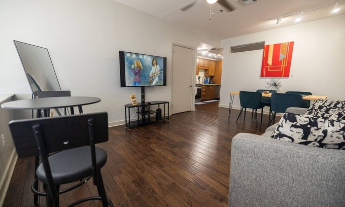 Downtown Dallas Apartment | Cozy 1BR Apt: Rooftop Pool, Gym & Free Parking