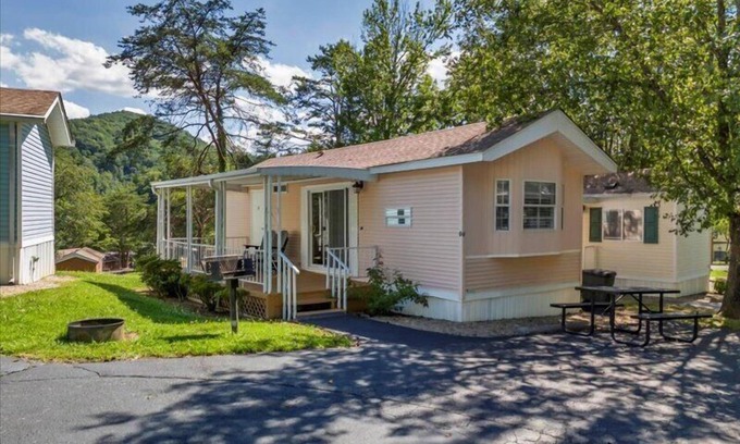 Pigeon Forge RV Rental | Cozy 1BR Cottage in Pigeon Forge