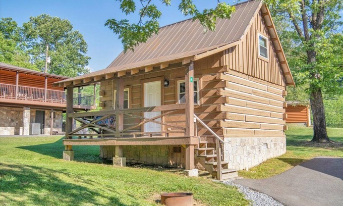 Gatlinburg - Pigeon Forge RV Rental | Cozy 1BR Log Cabin Retreat in Tennessee