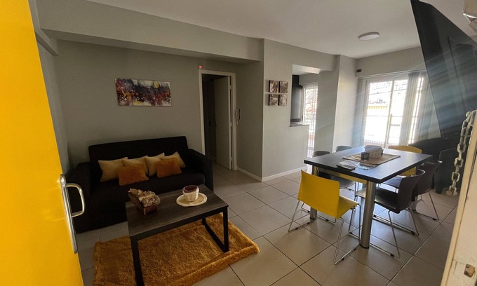 Mendoza City Center Apartment | Cozy 2-bedroom apartment with parking free, WIFI and AC