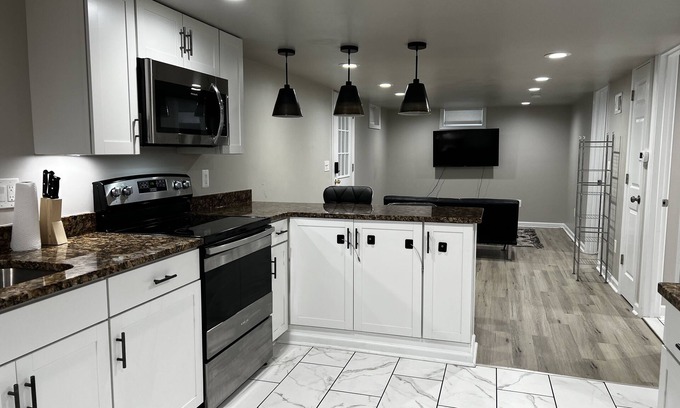 Essex Apartment | Cozy 2 bedroom apartment w/free parking