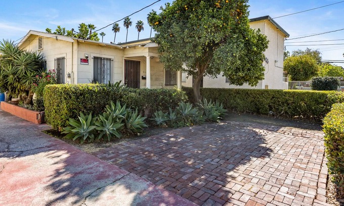 East Hollywood Cottage | Cozy 2-bedroom cottage in the heart of L.A.