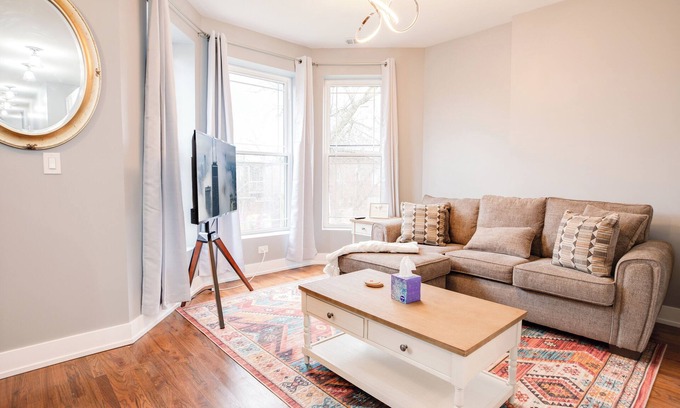 Woodlawn Apartment | Cozy 3-bedroom condo near University of Chicago