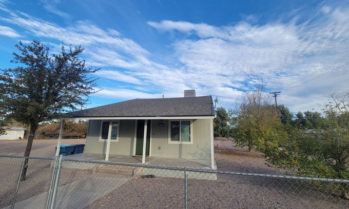 Needles House | Cozy 4 bdrm. 5 minutes from the Colorado River. Family Friendly