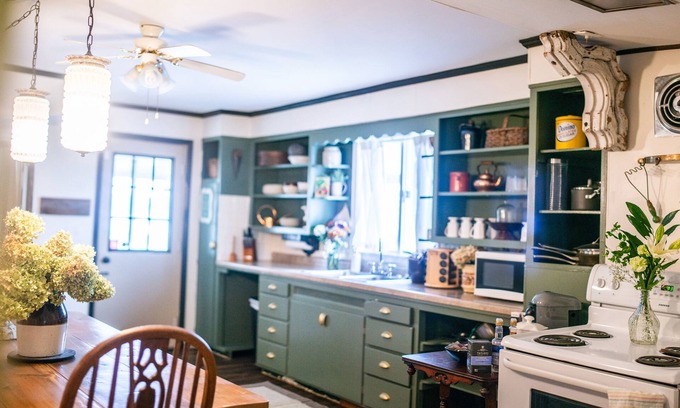 Peru Cottage | COZY 4 BEDROOM COTTAGE near Peru-NEXT TO Cafe & Vintage Market Place
