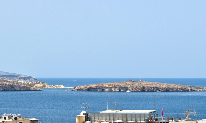 Bugibba Apartment | Cozy and Bright with back balcony