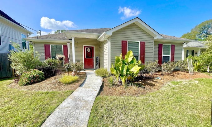Slidell House | Cozy and Bright 3BD 2BA Fenced IN YARD W/PRIVATE BATH AND GARDEN TUB