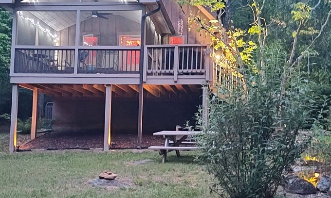 Peaks Cabin | Cozy and quaint, this 1-bedroom cabin w/loft is a gem.