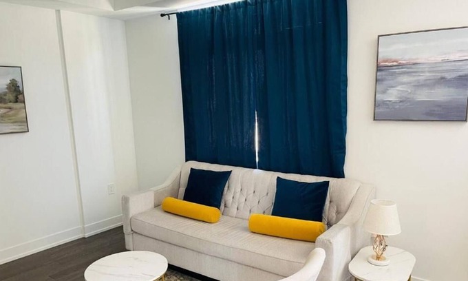 Lakeview House | cozy and spacious 3BR full house in Mississauga with free wifi & free parking.