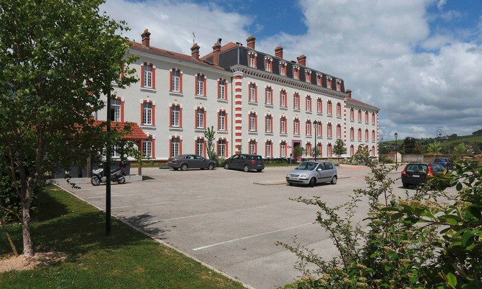 Epernay Condo | Cozy Apt w/Kitchen + Free Wi-Fi! On-Site Parking