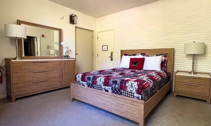 Bartlett Condo | Cozy Attitash Getaway: Hotel Room w/Pool & Hot Tub