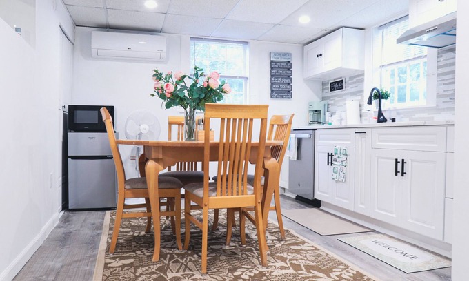 Westwood Apartment | Cozy & Bright Guest Unit