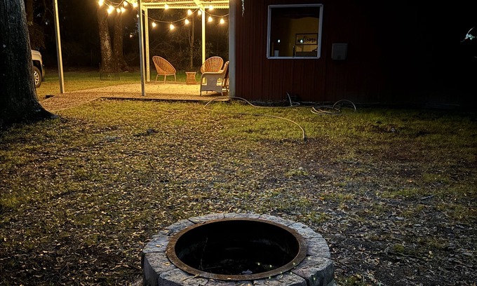 Live Oak Cottage | Cozy Cabin for Two - Fire Pit & Holiday Getaway