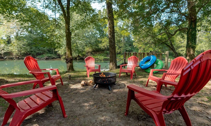 Pangburn Cabin | Cozy Cabin on Little Red River Sleeps 12!