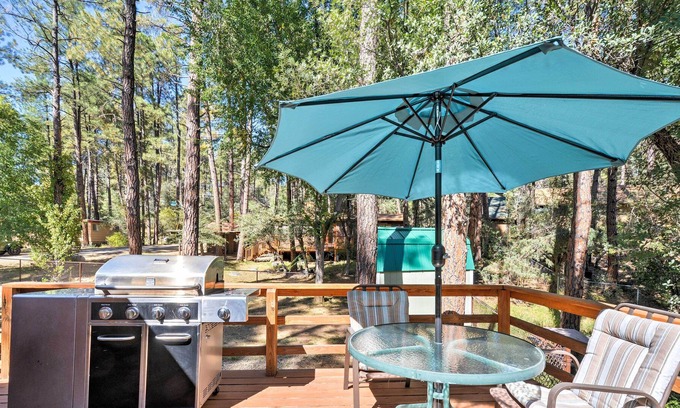 Ponderosa Park Cabin | Cozy Cabin w/ AC & Deck, 5 Mi to Downtown Prescott