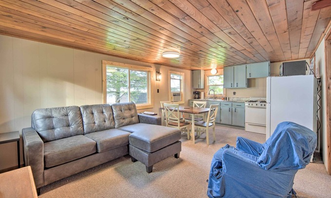 Hayward Cabin | Cozy Cabin w/Deck & Private Dock on Nelson Lake!