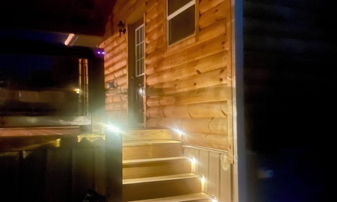 Trenton Cabin | Cozy cabin with 1 bd/bath and WiFi. Short drive to Cloudland Canyon State Park.