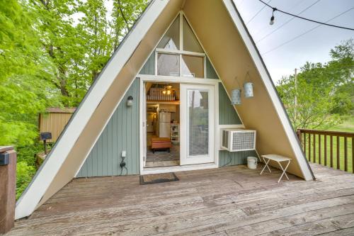 Rockaway Beach Apartment | Cozy Cabin with Fire Pit Walk to Lake Taneycomo!
