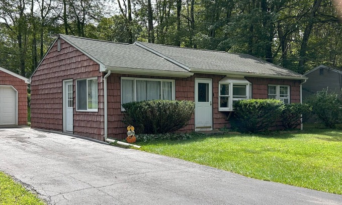 Pocono Summit Cottage | Cozy Cedar Cottage in Pocono Summit! Kalihari, Camelback, Mt. Airy. Walk to lake