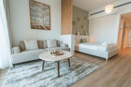 The Greens Apartment | Cozy Chic Studio with Balcony The Greens Dubai