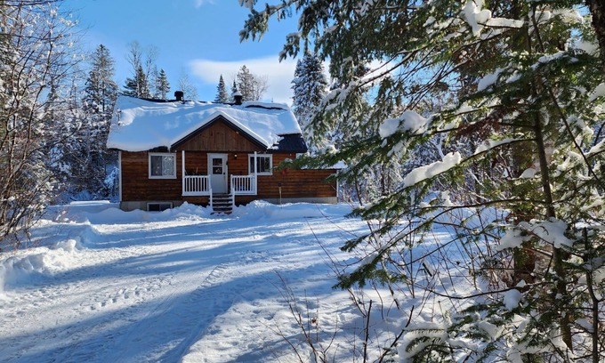 Mauricie Ski Chalet | Cozy Cottage by the Rivière du Loup. 100' of private access.