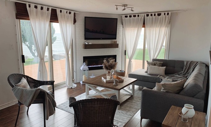 Selkirk Cottage | Cozy cottage 1.5hrs from Toronto. Steps to private waterfront, lake facing deck.