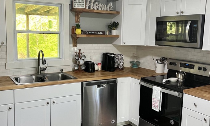Westgate House | ๐Cozy Cottage Close to Camp Lejeune and Marine Base. 35 minutes to NC Beaches ๐